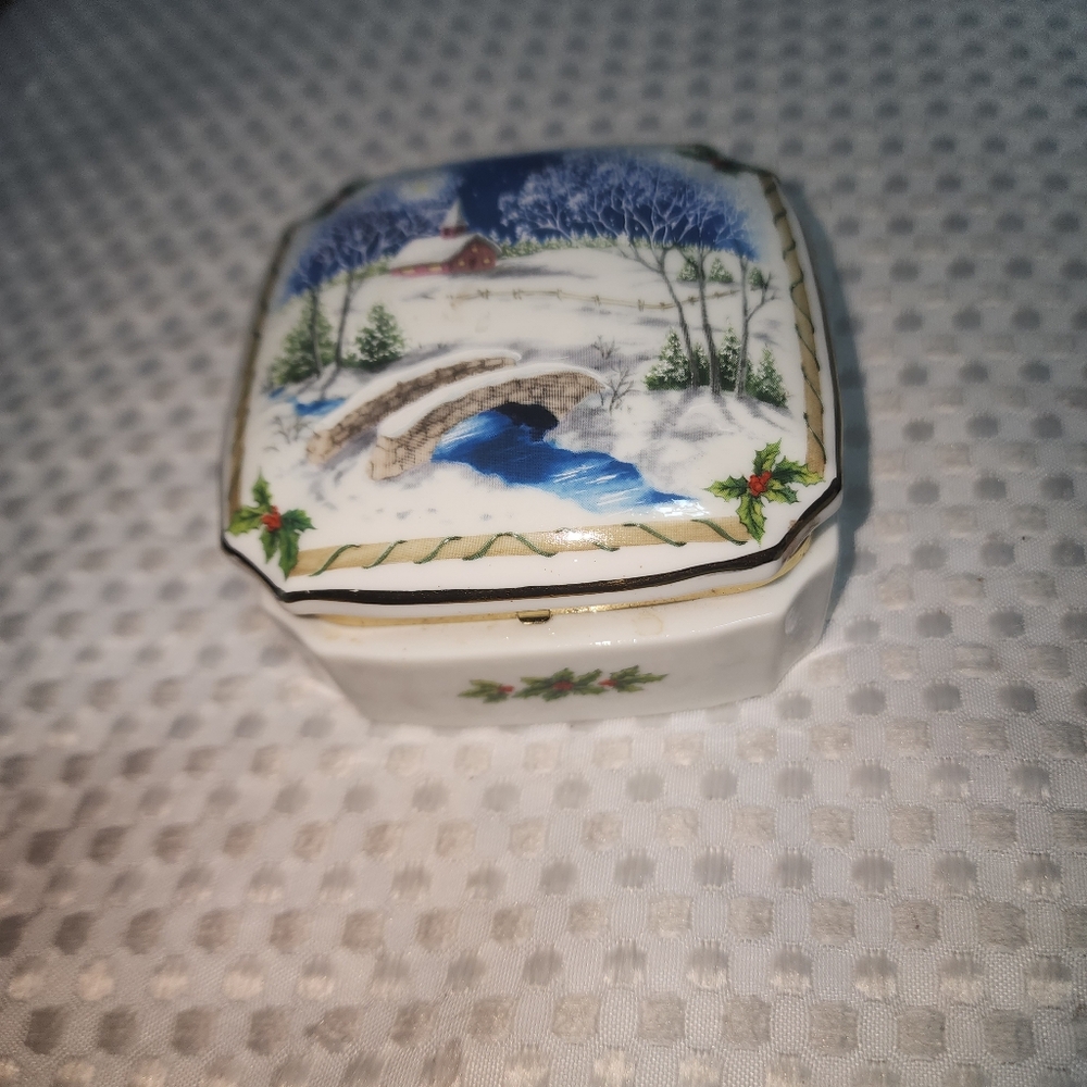1987 HERITAGE HOUSE MELODIES OF CHRISTMAS MUSIC BOX SILENT NIGHT  TRINKET